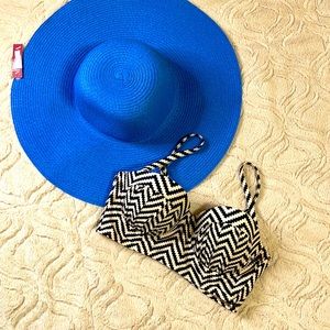 Xhilaration Black & Cream Geometric Print Bikini Top Medium EUC